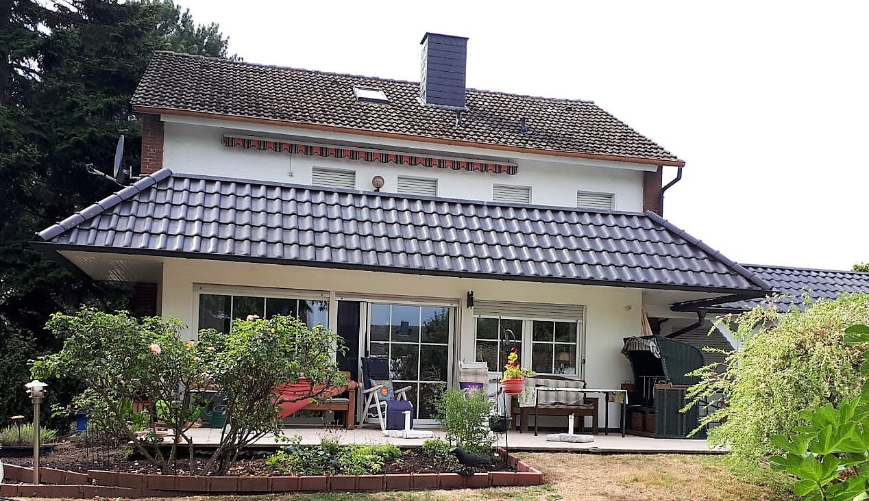 Haus Terrasse mit Garten und Blumen