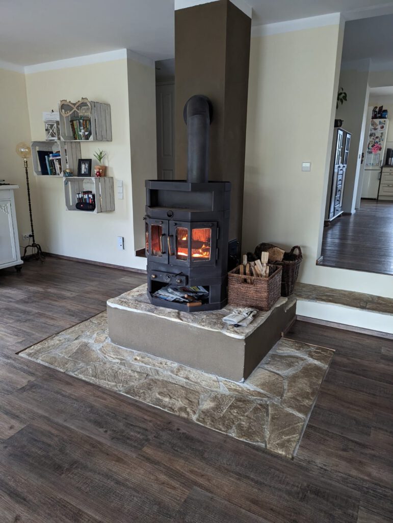 Wohnzimmer mit Kamin