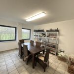 Heller Büro- und Sozialraum in der Gewerbeimmobilie mit Tisch, Sitzgelegenheiten und Fenstern