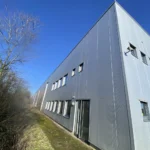 Fensterfront und separater Eingang des Bürotrakts einer Gewerbeimmobilie zur Vermietung