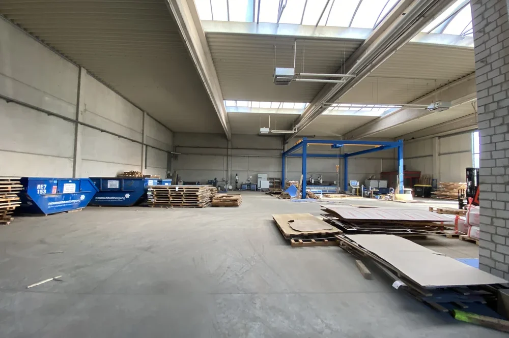 Innenbild der Gewerbehalle mit Blick von der linken zur rechten Hallenseite