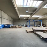 Innenbild der Gewerbehalle mit Blick von der linken zur rechten Hallenseite