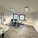 Innenansicht eines Büro- und Sozialraums der Gewerbeimmobilie und Fensterfront